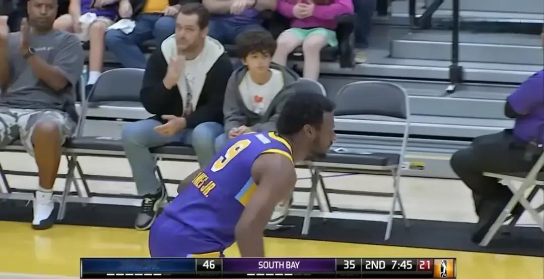 布朗尼第一次在南湾湖人打首发，上来连铁三球，只拿6分，却把全队进攻盘活了。
7次