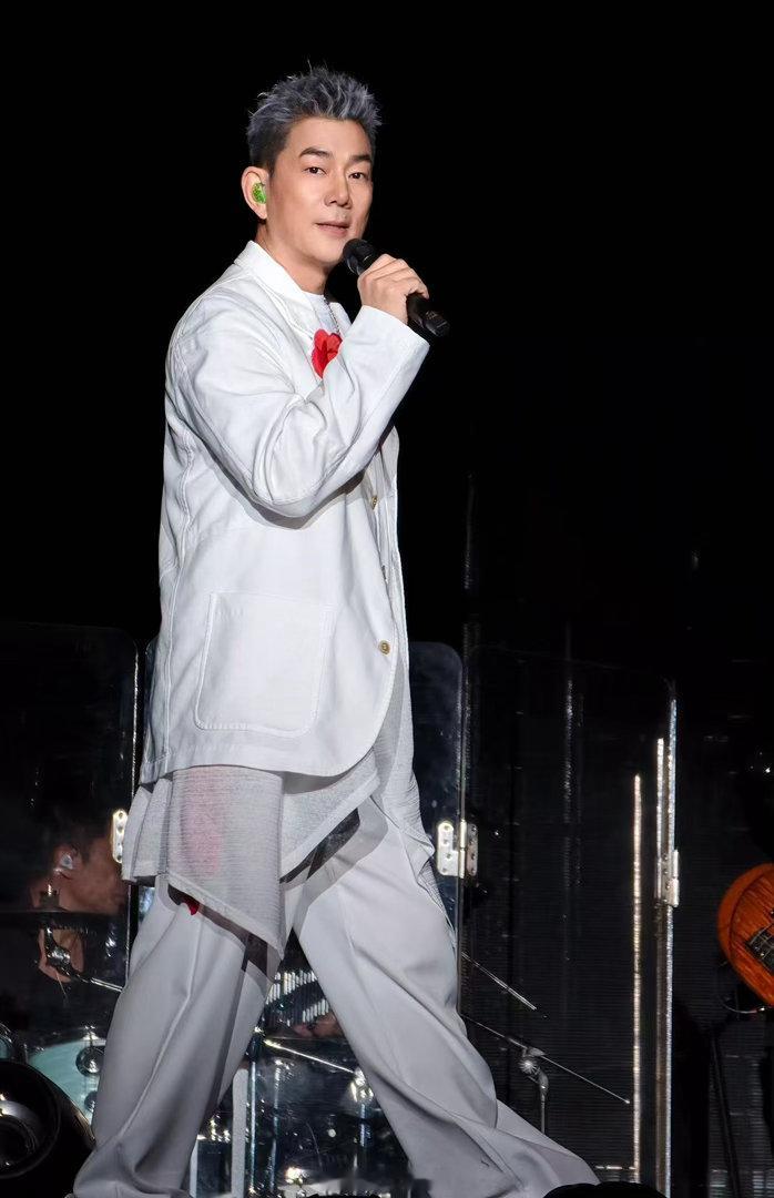 汪苏泷祝任贤齐生日快乐汪苏泷发任贤齐合照 汪苏泷在演唱会上说“小齐哥也在成都”的