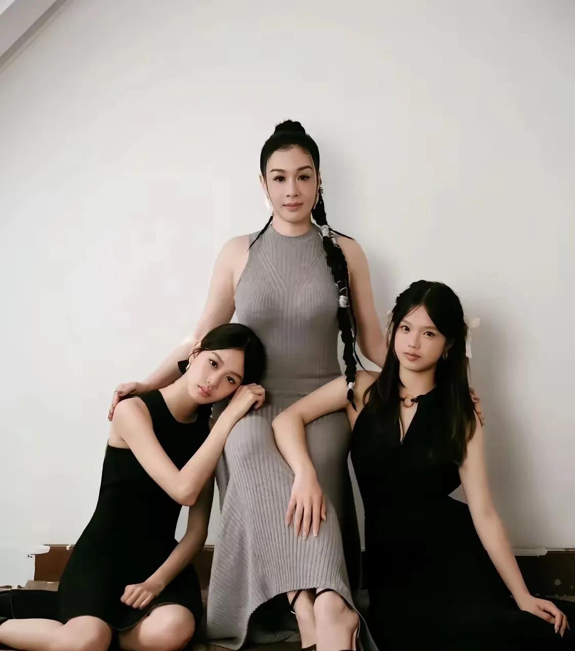 不愧是钟丽缇生的，两个女儿一个比一个漂亮！作为最美美人鱼的女儿，这两个小姑娘还真