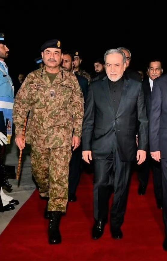 着装外交:巴陆军参谋长换装背后的信号
巴基斯坦陆军参谋长穆尼尔接待美方时着西装、