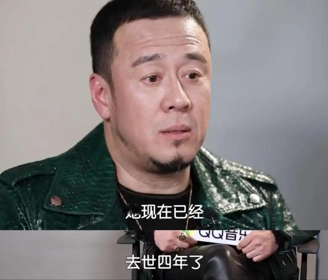 1996年，白雪宣布和杨坤分手，临别前，她扯下脖子上的项链递给杨坤，说道:“留个