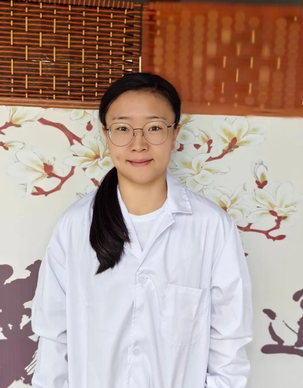 “格斗女中医”石铭斩获UFC首胜
白天把脉针灸救病患，晚上八角笼里揍对手——中国