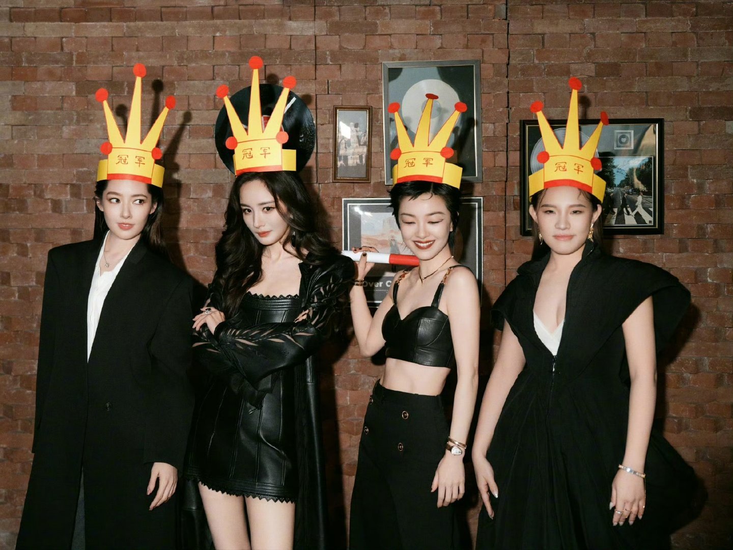 杨幂郭碧婷郭采洁给谢依霖的排面杨幂人美心善杨幂还连续五年为刘诗诗庆生，幂人缘超好