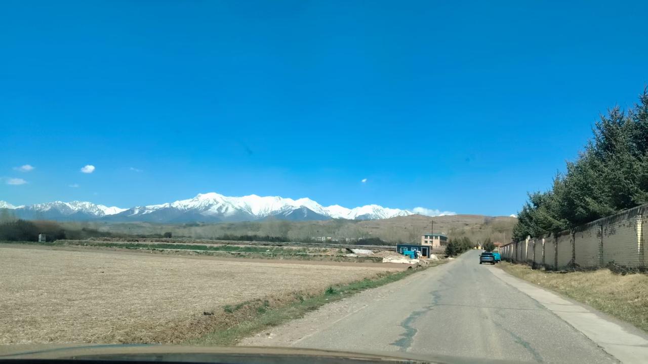 五一假期，去互助乡村自驾游。互助县的村道真好，道路虽不宽，但一水的柏油路。弯弯曲