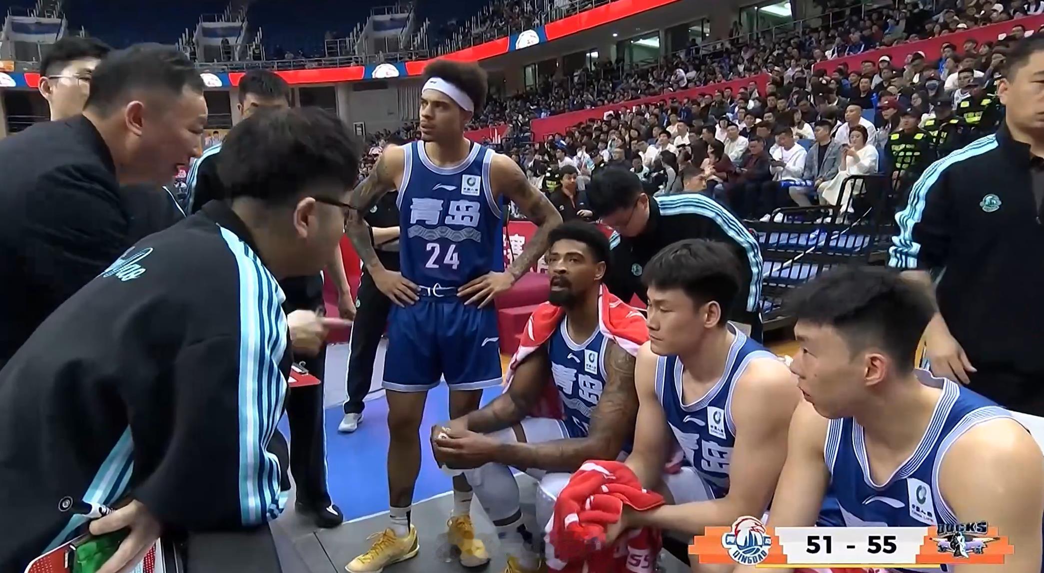青岛男篮vs北京男篮 首钢第三节上来又还了一个12-2，反超并打停青岛。 
