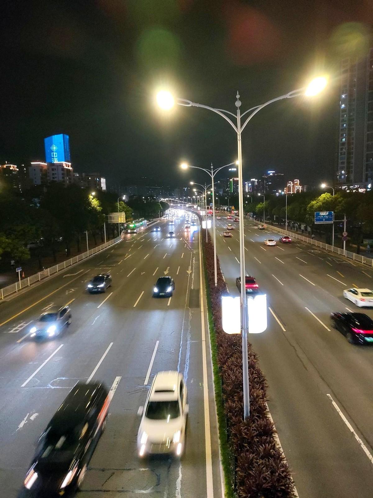 儿子国庆中秋假期结束，送他去车站路上我说：你尽快在深圳买房吧。
儿子说：不买，南