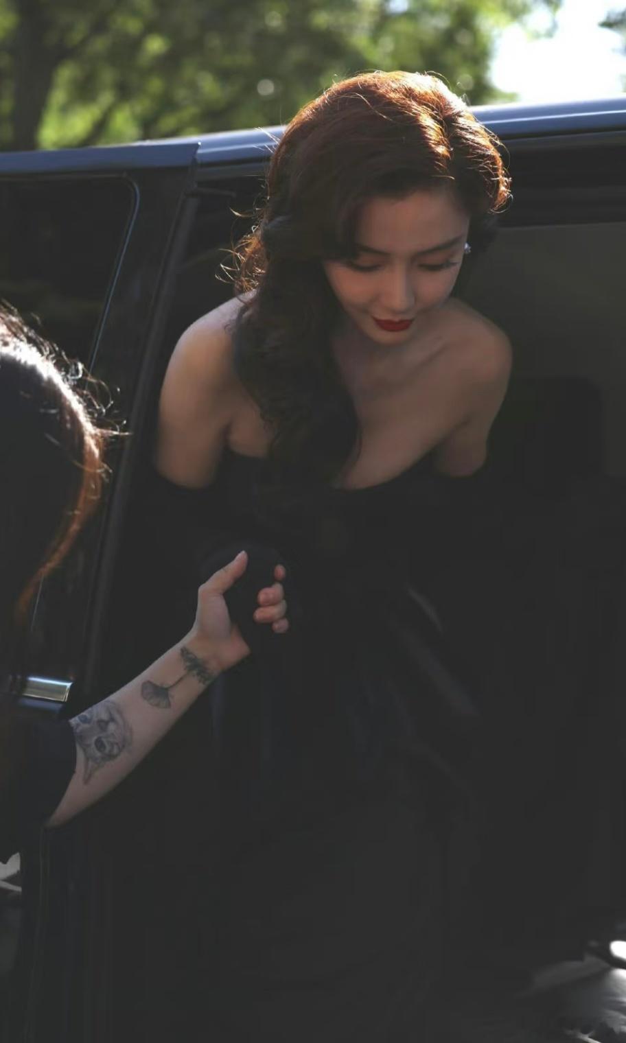 angelababy烈焰红唇，摩登女郎闪耀巴黎这张脸就是最权威的 ​​​