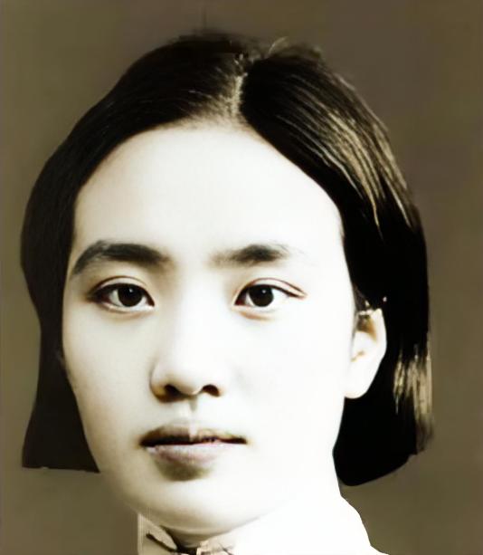 1942年5月25日，八路军副参谋长左权在十字岭指挥突围，炮弹落下，37岁的他倒