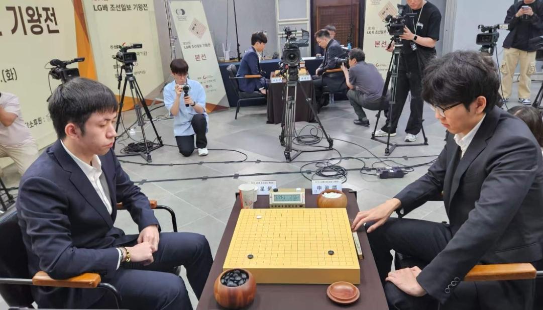 由神变人~申工智能要输
两步妙手~星昊智能要赢

第31届LG杯世界围棋棋王赛半
