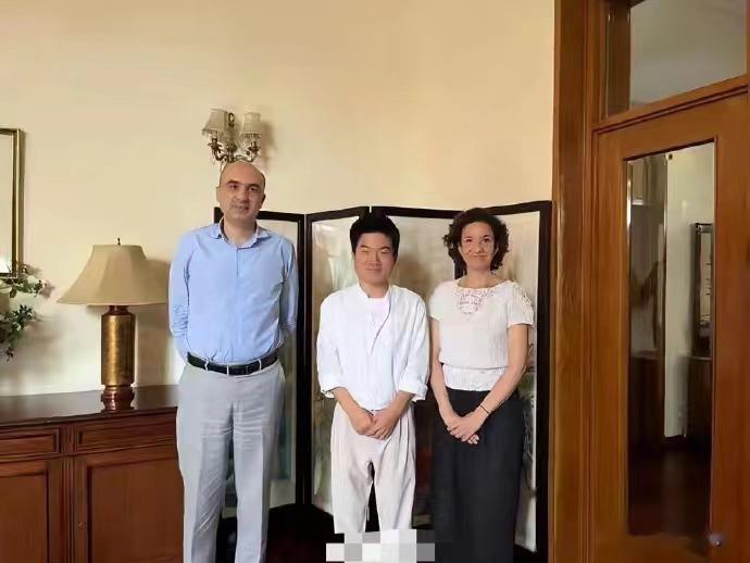 别人是特种兵旅游，董宇辉是特种兵上班！刚和刘畊宏在西安一起吃面，又秒闪现澄清直播