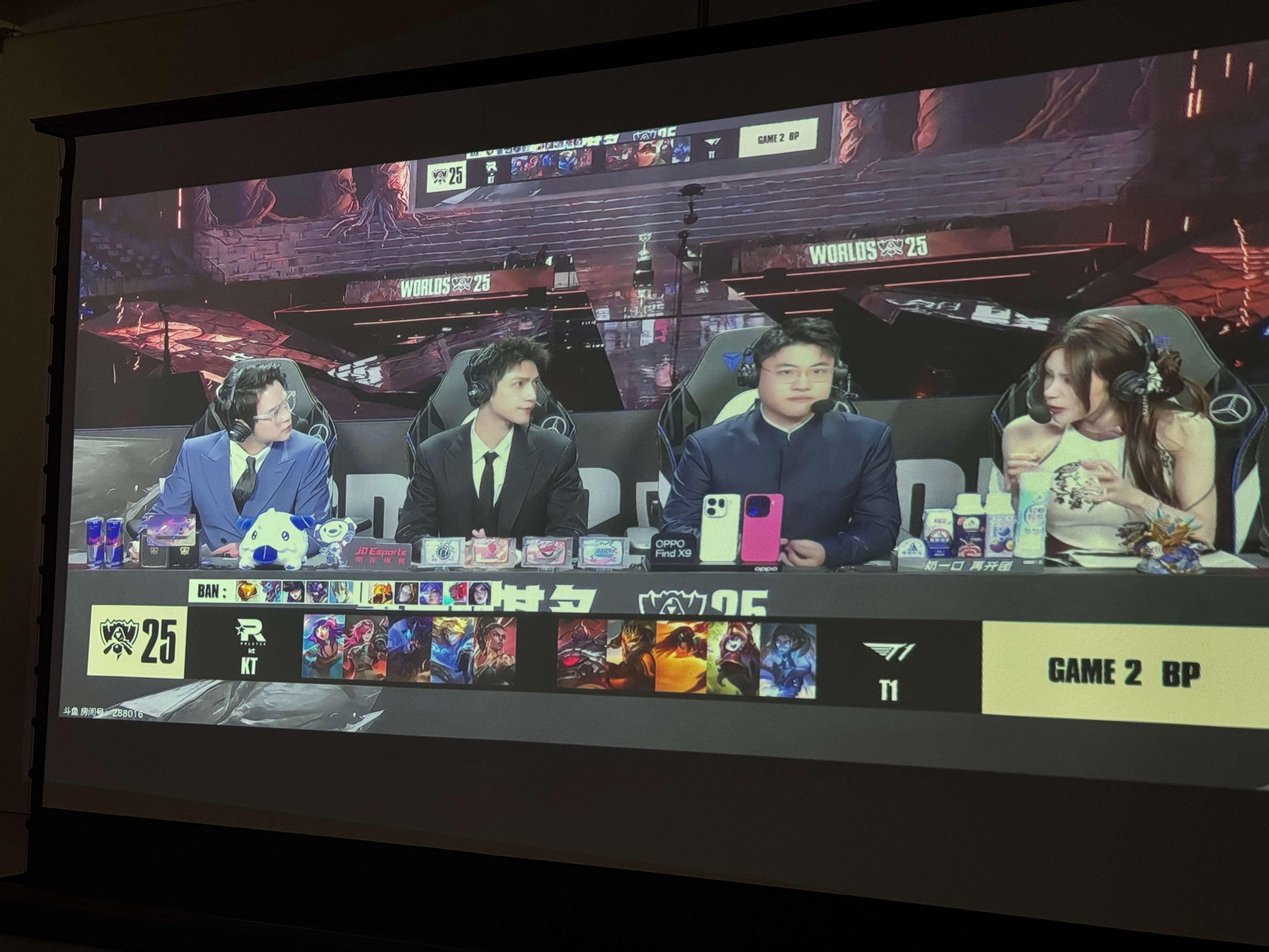 KT对战T1大投影看比赛真好啊发现家附近的树叶都已经变成黄色了，很美我的日常pl