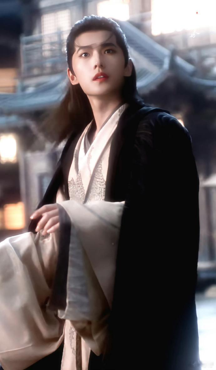 观众给杨洋的韩立干到返场了 韩立返场的决定完全是在观众的期待中作出的，杨洋的演技