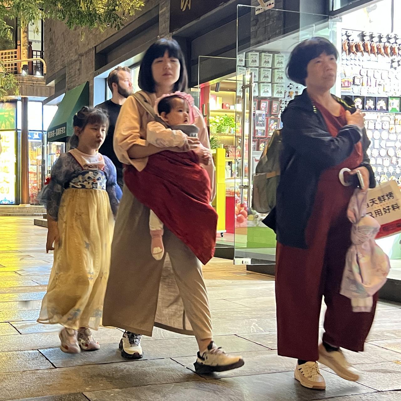 小碟菜吃出了韩国人的小气与狭隘，抗议对中国人的免签政策不免过于自恋。随着中国对外