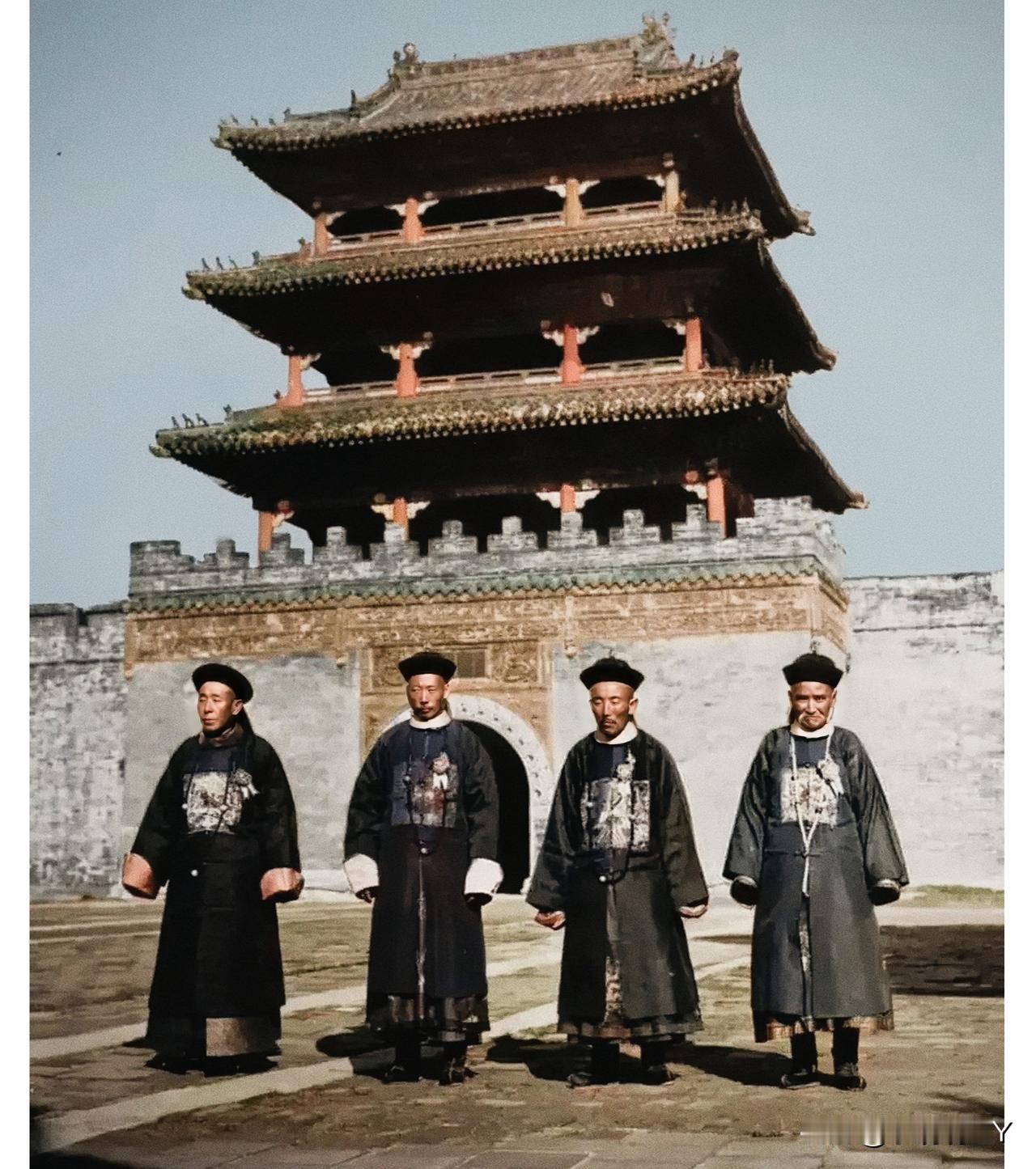 这便是清朝官员的真实模样，这而非演戏，也绝对不是影视剧里的演员，而是晚清时期清朝