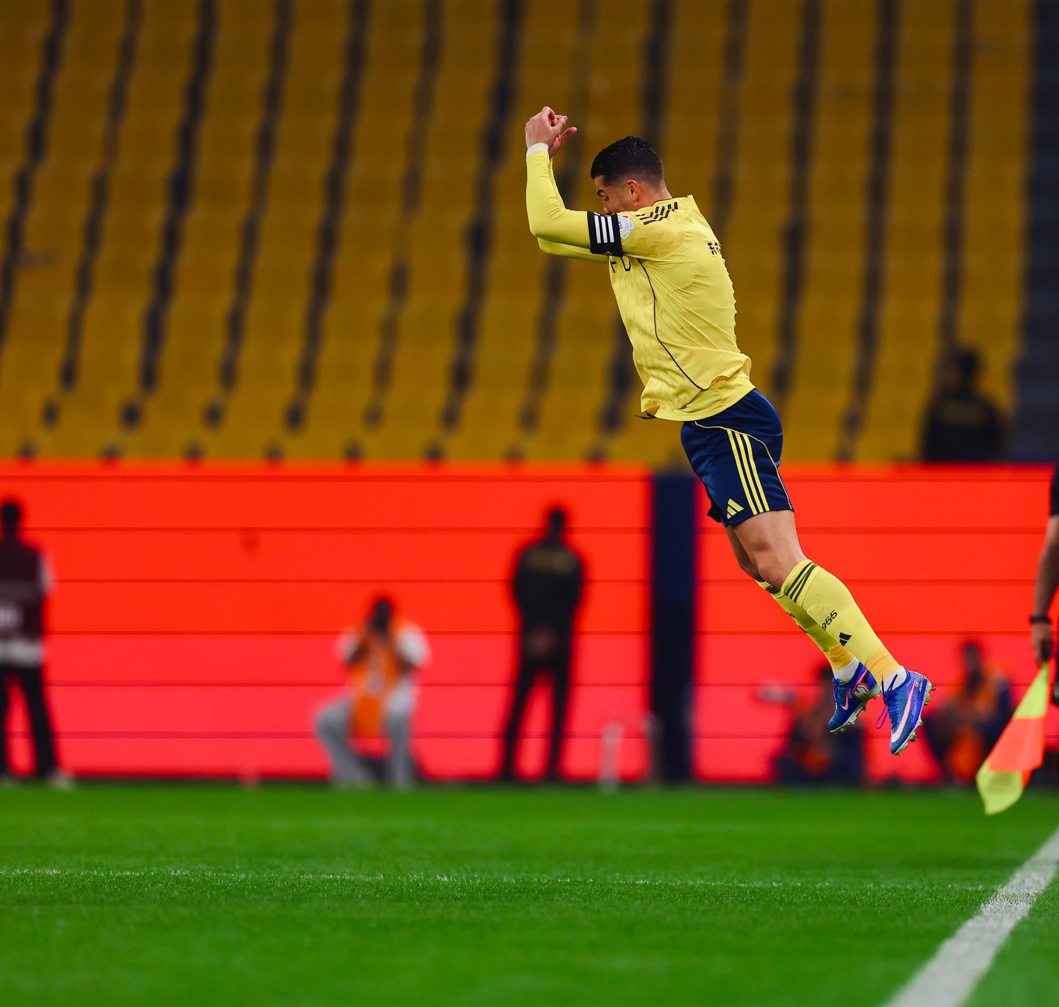 C罗c罗生涯964球 梅开二度，积分重回榜首 