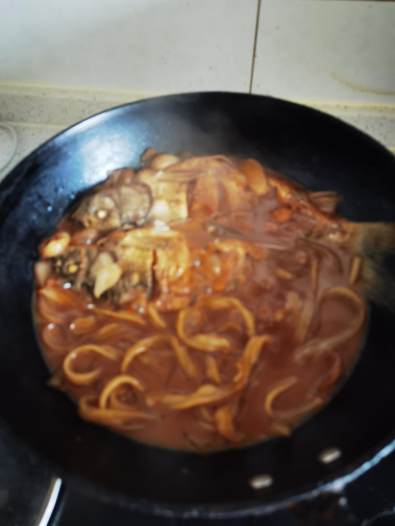 中午炖鱼，顺便放了一些粉条，吃起来香香的