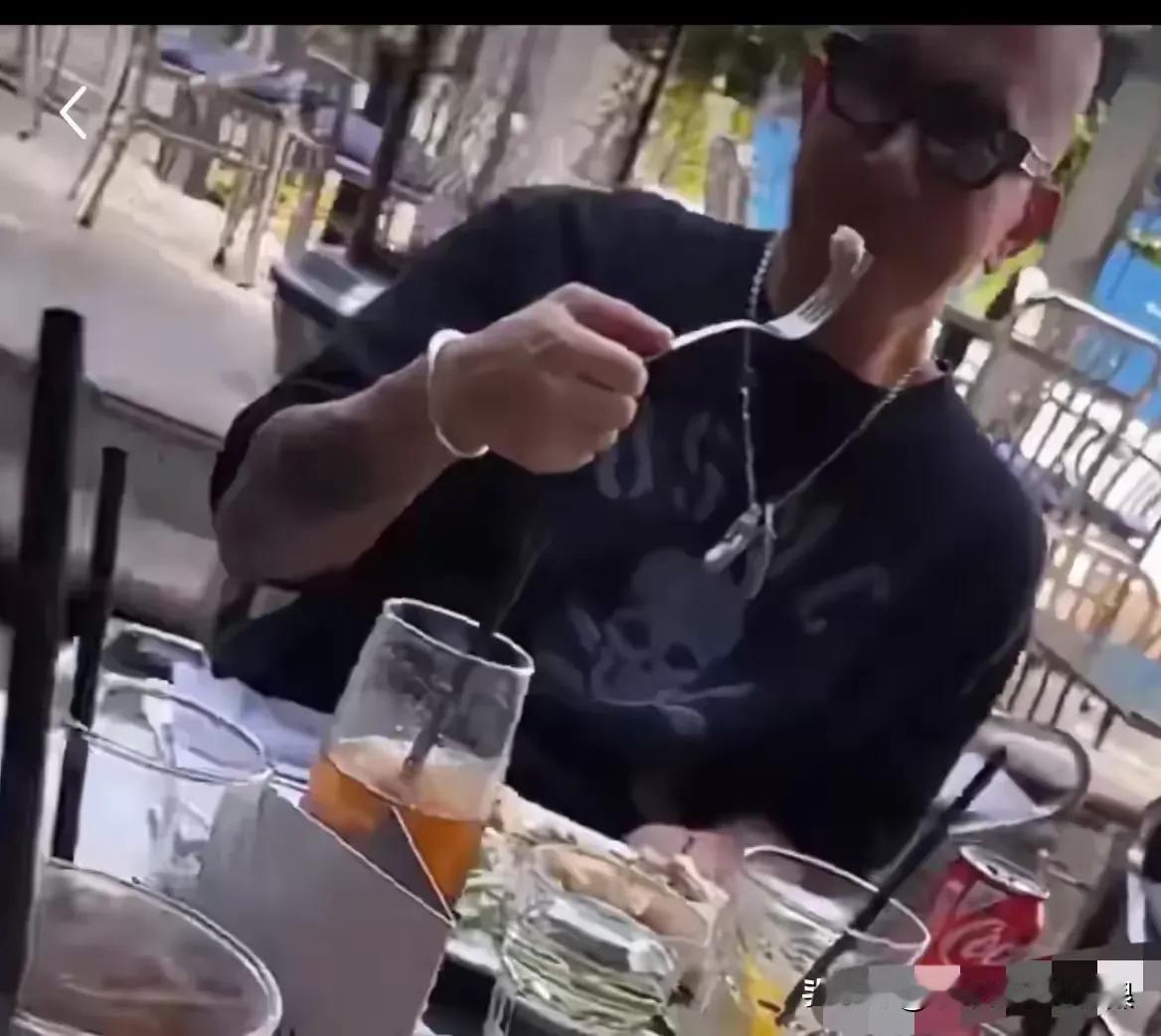 看看这是谁？他到底经历了什么，短短的三年时光竟被摧残到这步田地，怎么会如此苍老？