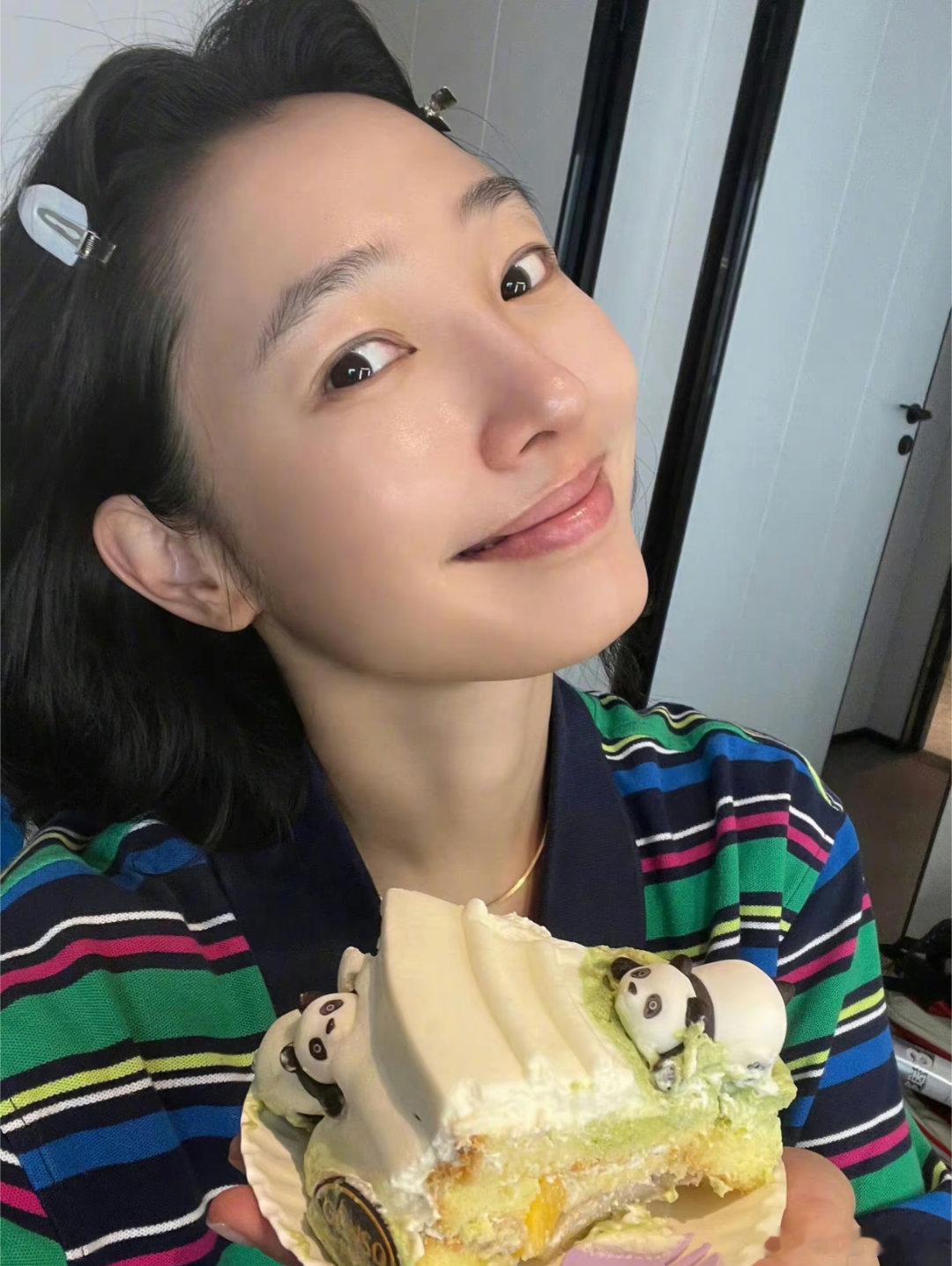 白百何素颜肤色白百何脸真的太扛镜头了！素颜生图都能直出，看着干净又清爽，没有一点