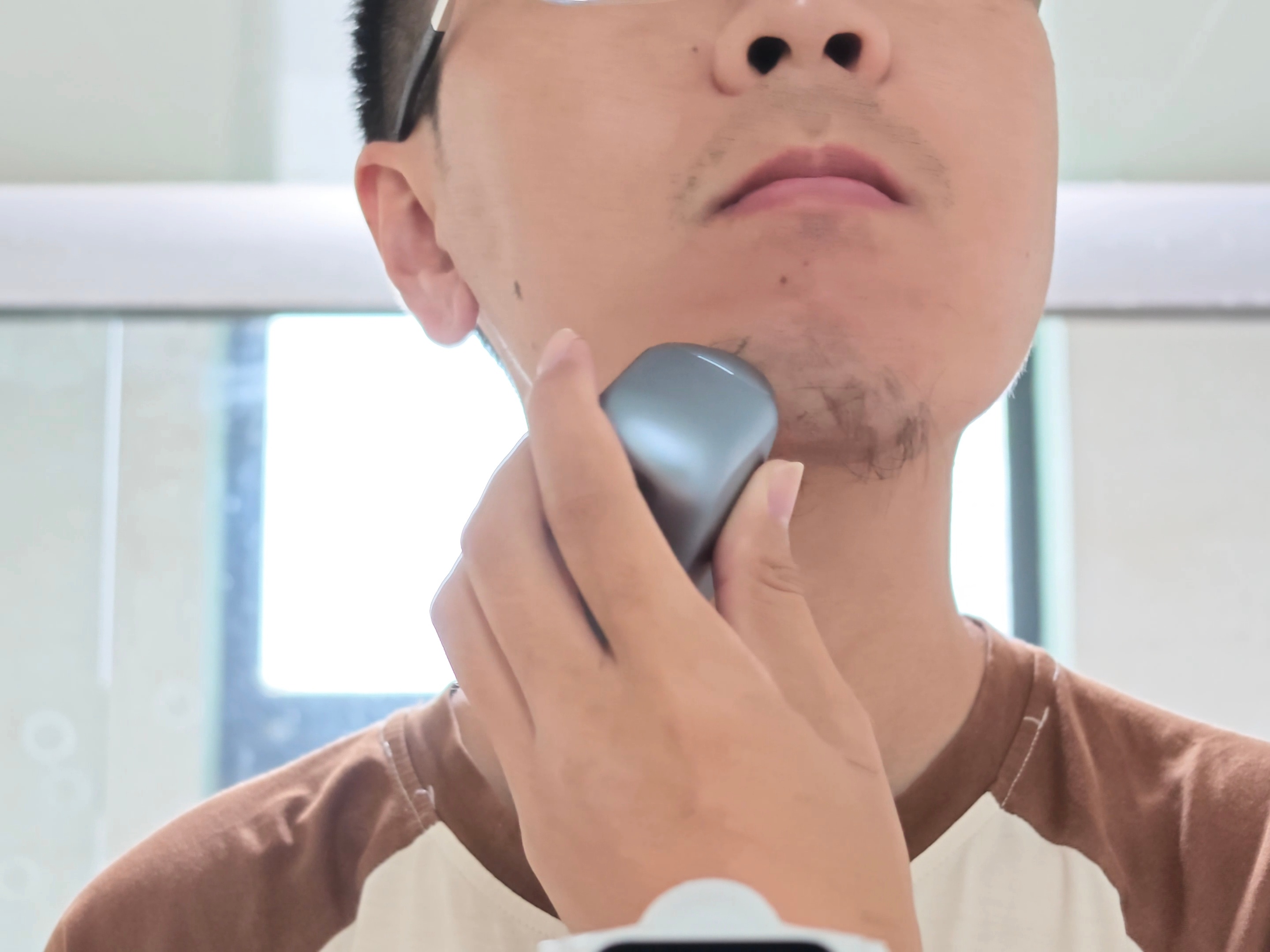 留了一个月的长胡子，一口气给剃了
