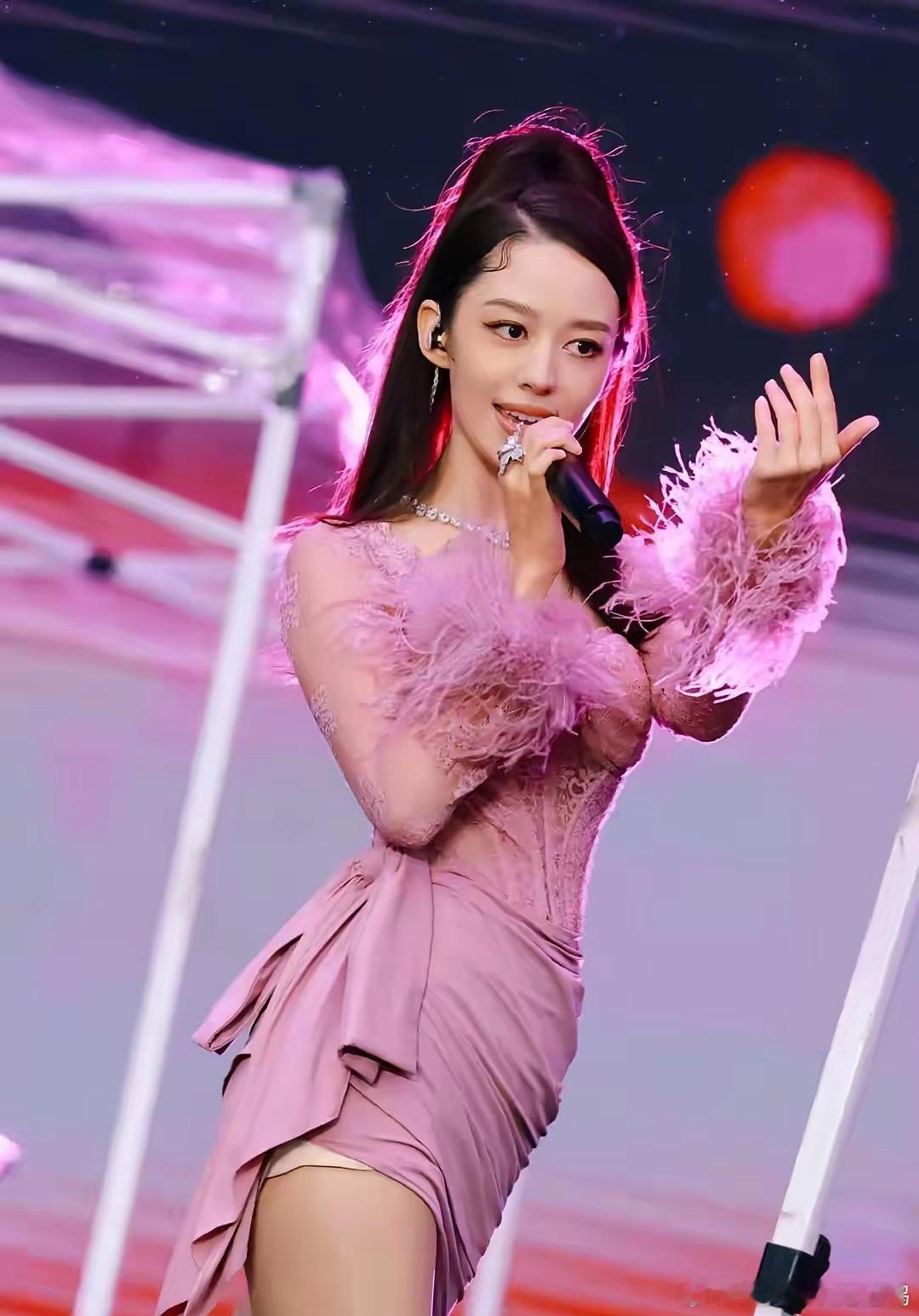 郎朗的老婆吉娜，曾经一直以知性优雅的形象示人。参加活动时，无论是穿着打扮，还是一