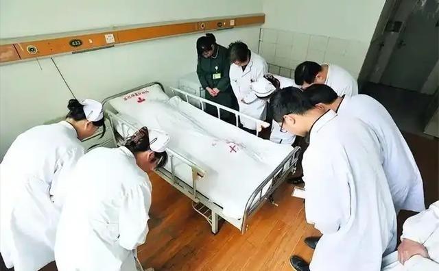这几年，门诊里糖尿病患者的数量肉眼可见地在上升。有人刚确诊就开始打针吃药，有人靠