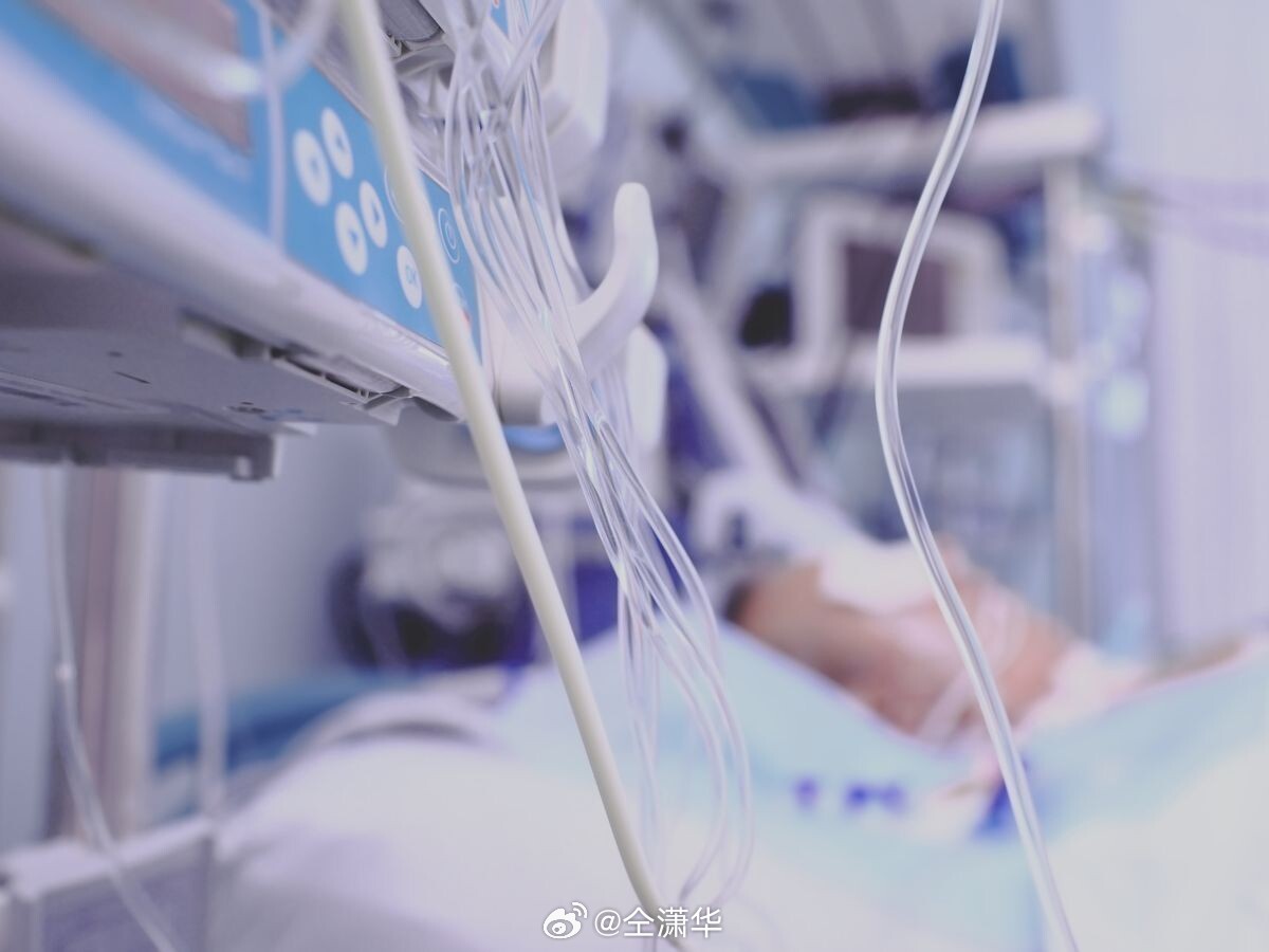 据俄滨海边疆区卫生部报道，滨海边疆区医生救起了一名潜水员，该潜水员在从深海快速上