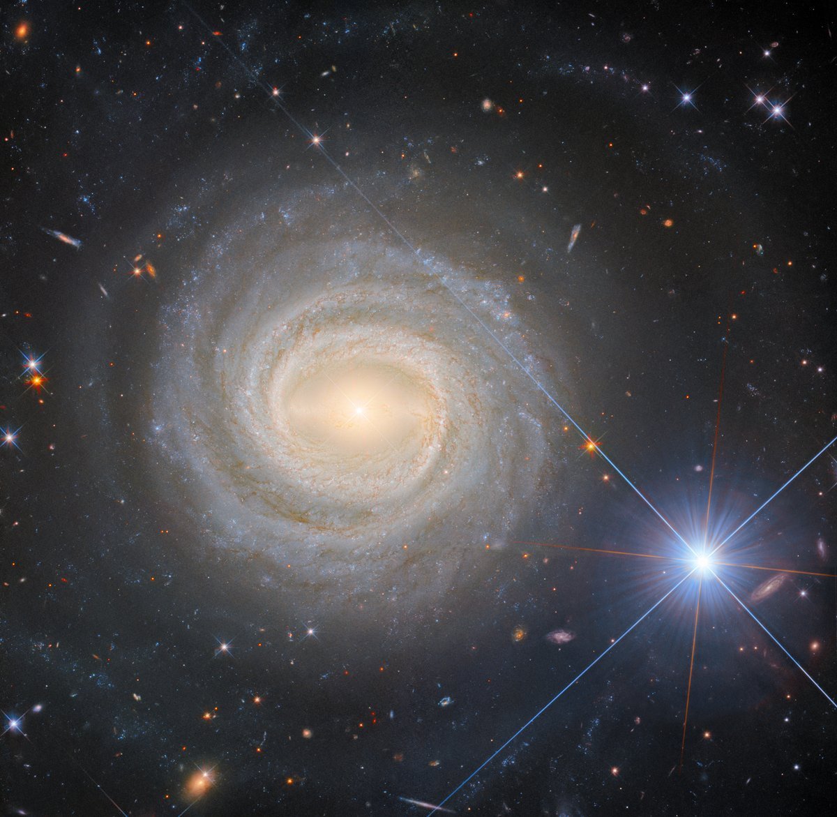 星系和明亮的恒星可能看起来很接近，其实它们之间的距离超过 1.29 亿光年！#每