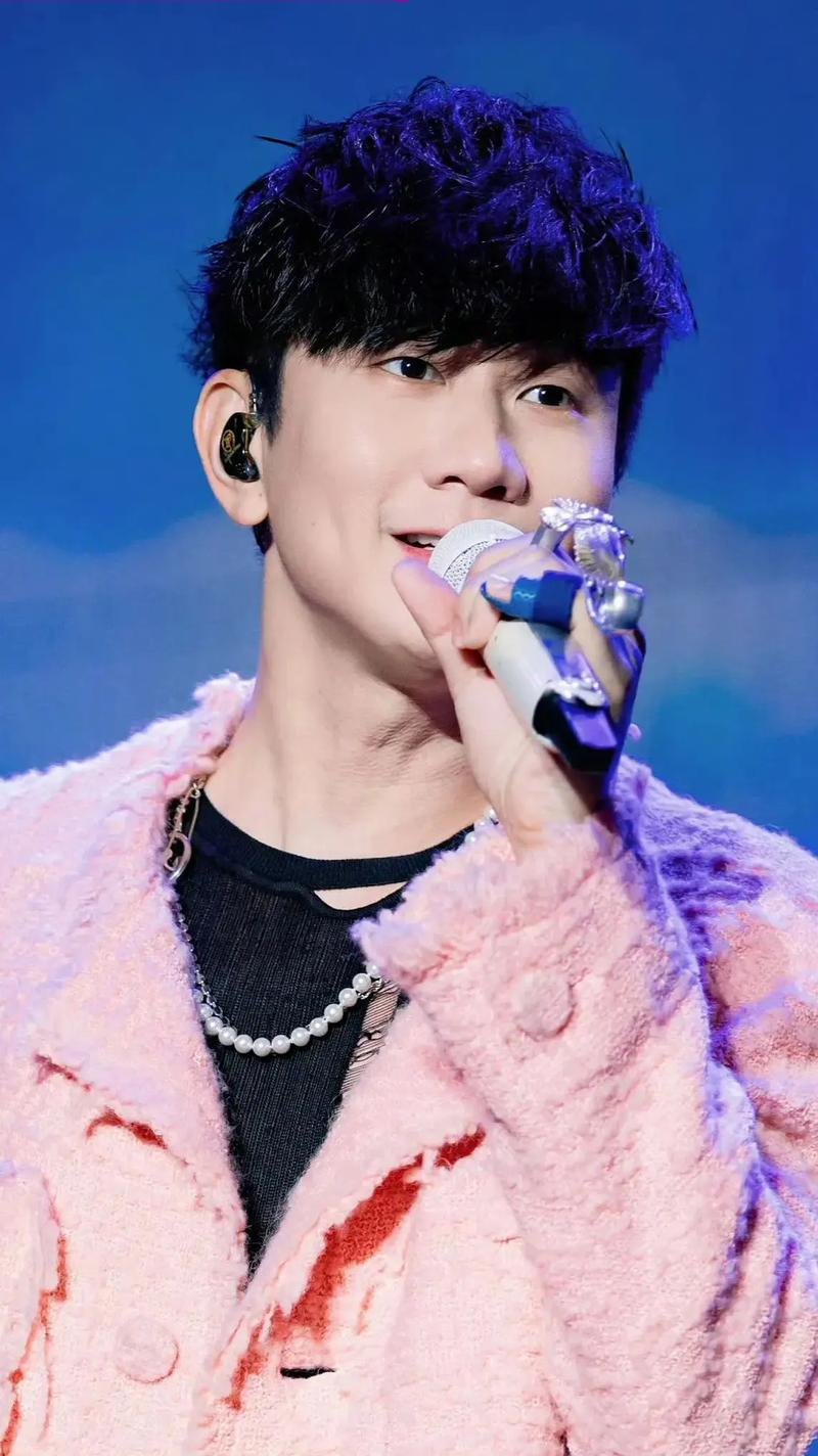 林俊杰曾说女友年龄上不要小我一轮林俊杰说喜欢邻家女孩加女汉子  林俊杰曾在直播中