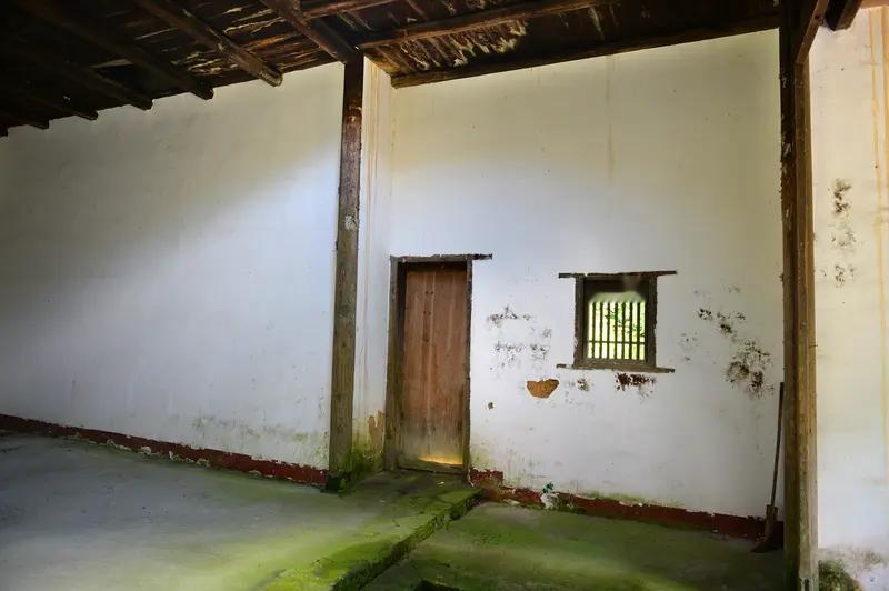 1947年，解放军师长大腿根部重伤住院，19岁女护士的出现，改变了他的一生。
正