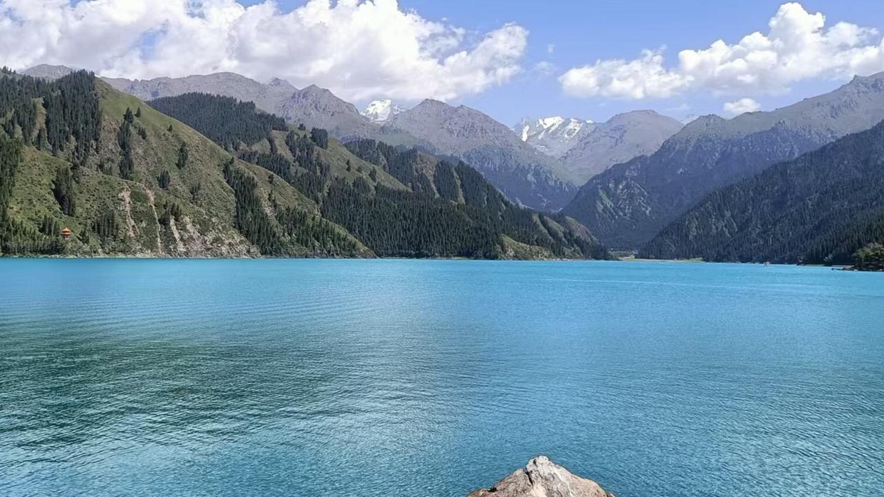 狂风捲起千尺浪，诚邀下联