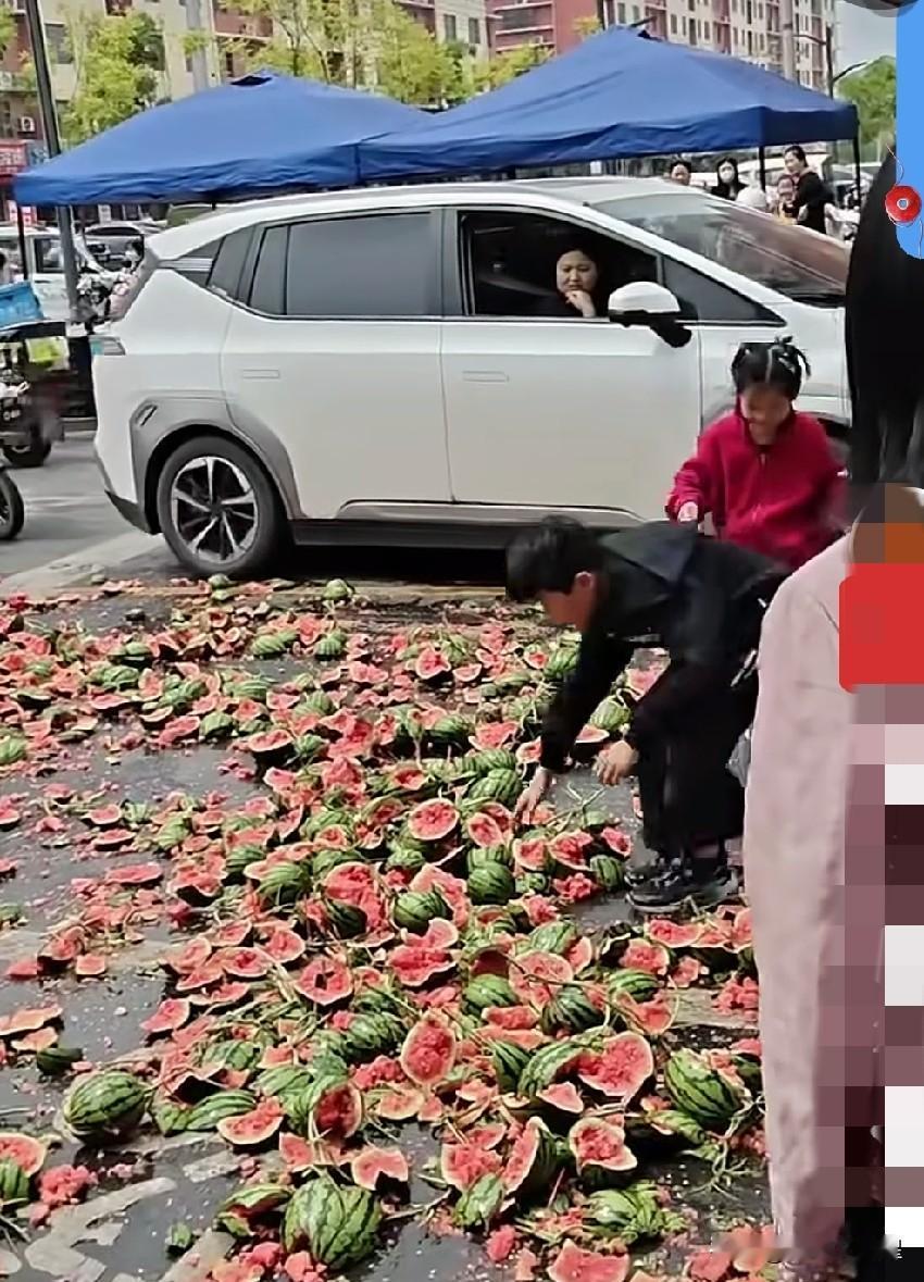 这女子也太冲动了吧？买西瓜时摊主拒绝退换，一气之下将一车西瓜摔烂
 
近日，山东