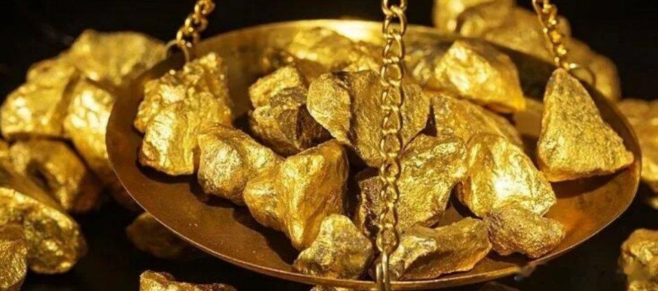 金饰消费下滑金条大涨是因为消费者意识到，买金条打饰品要比买品牌金饰实惠得多。 