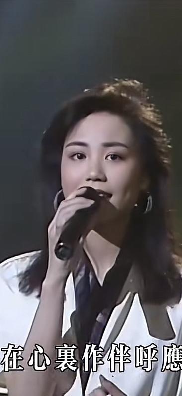 王菲年轻时的容颜还是不错的，虽然我不是她的粉丝，但是她这个时候的颜值还是长在我的