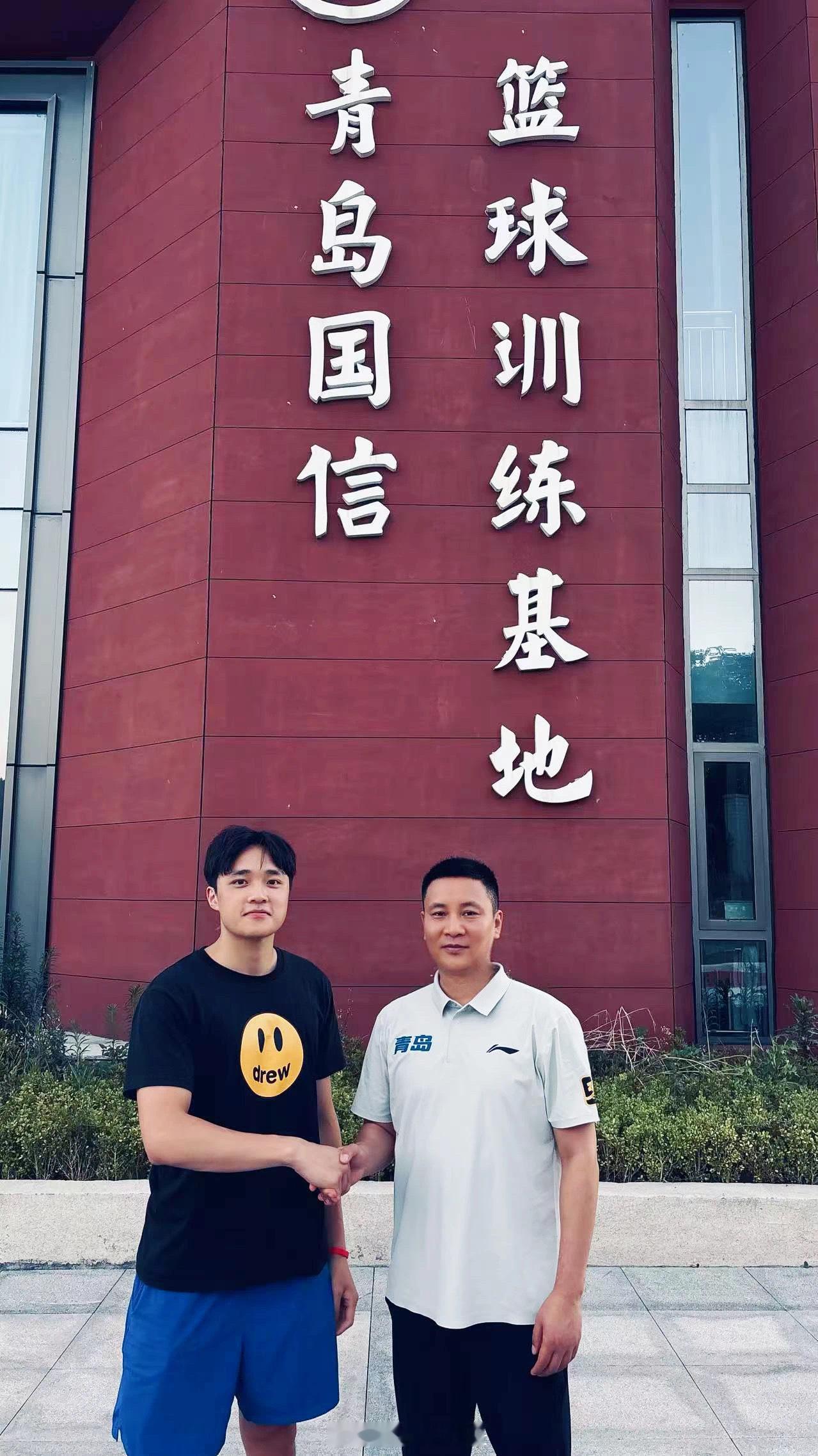 直接留下了！林韦恺与青岛男篮完成签约，他将代表球队出战八月的一系列夏季联赛。20
