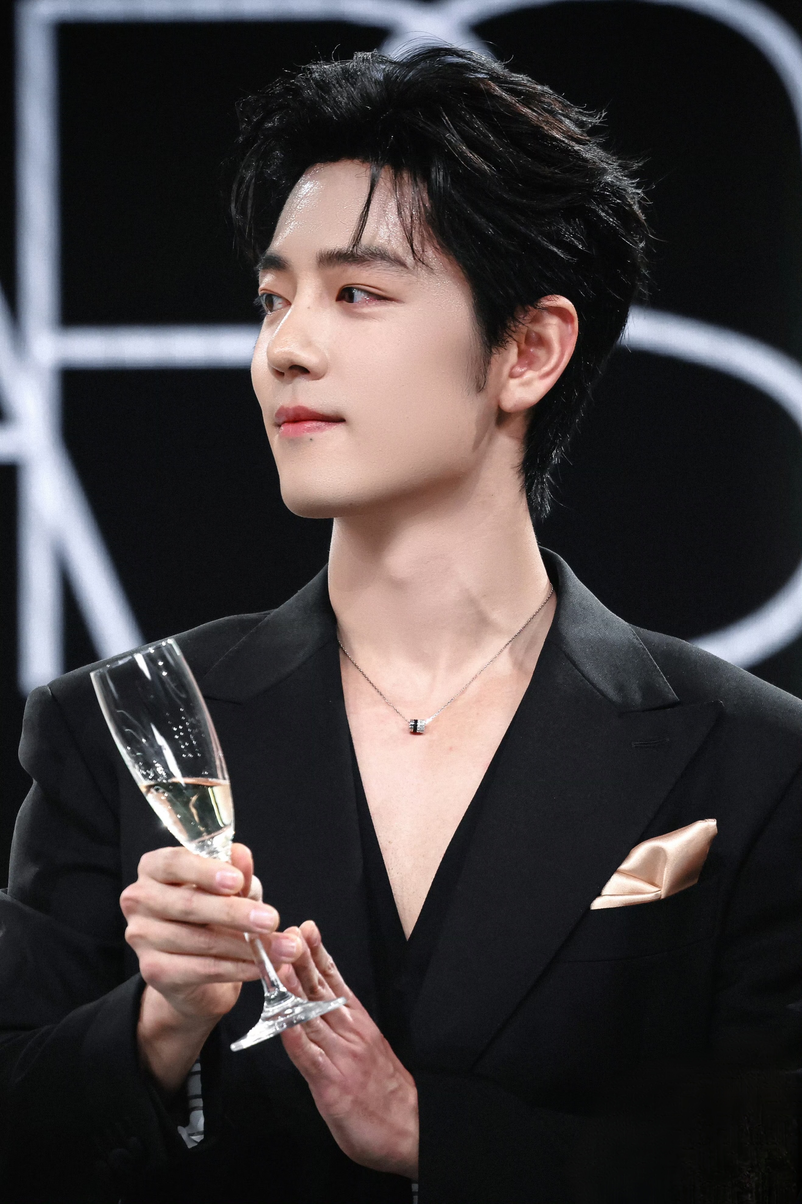 长成这样的，皮肤状态这样的 才准代言彩妆 