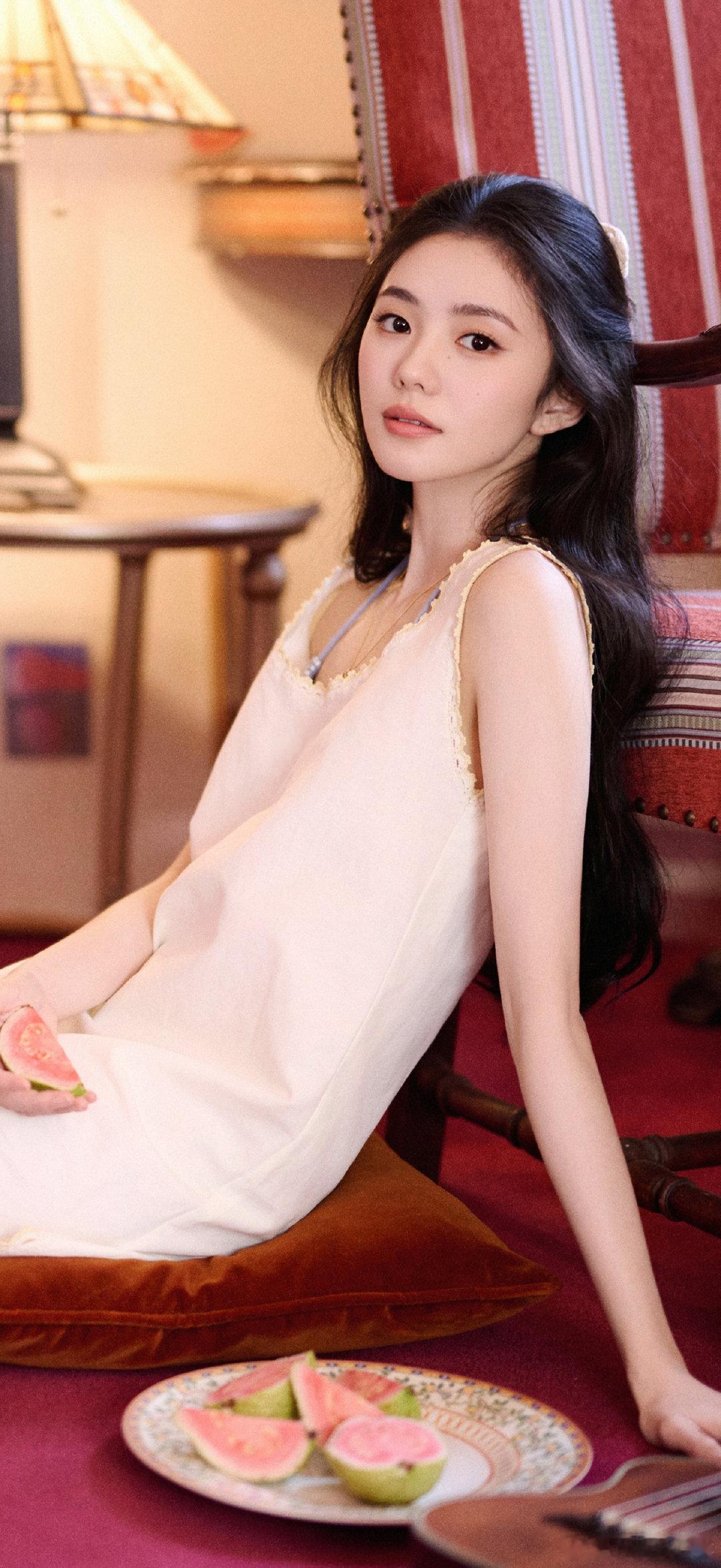 刘浩存 大码女装刘浩存 代言只用大码女装定义菇娘家并不合适，品牌产品覆盖内衣、光