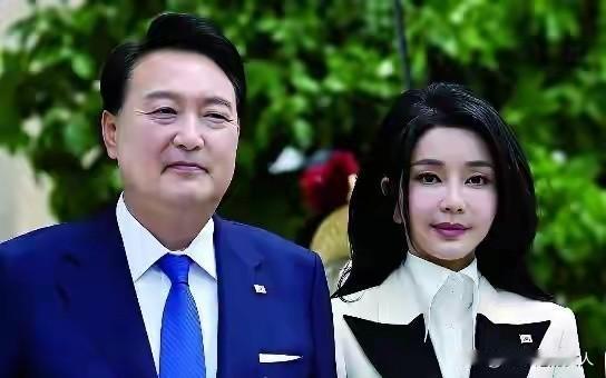 夜深了，突然想！
不知道尹锡悦和她老婆在拘留所里，这两天有没有看韩国新闻，不知道