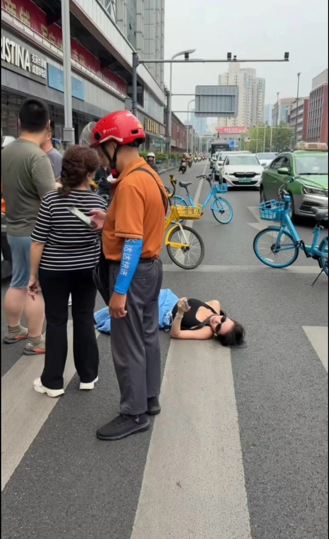 有网友表示：现在的世道连年轻女性都不敢扶了吗？ 