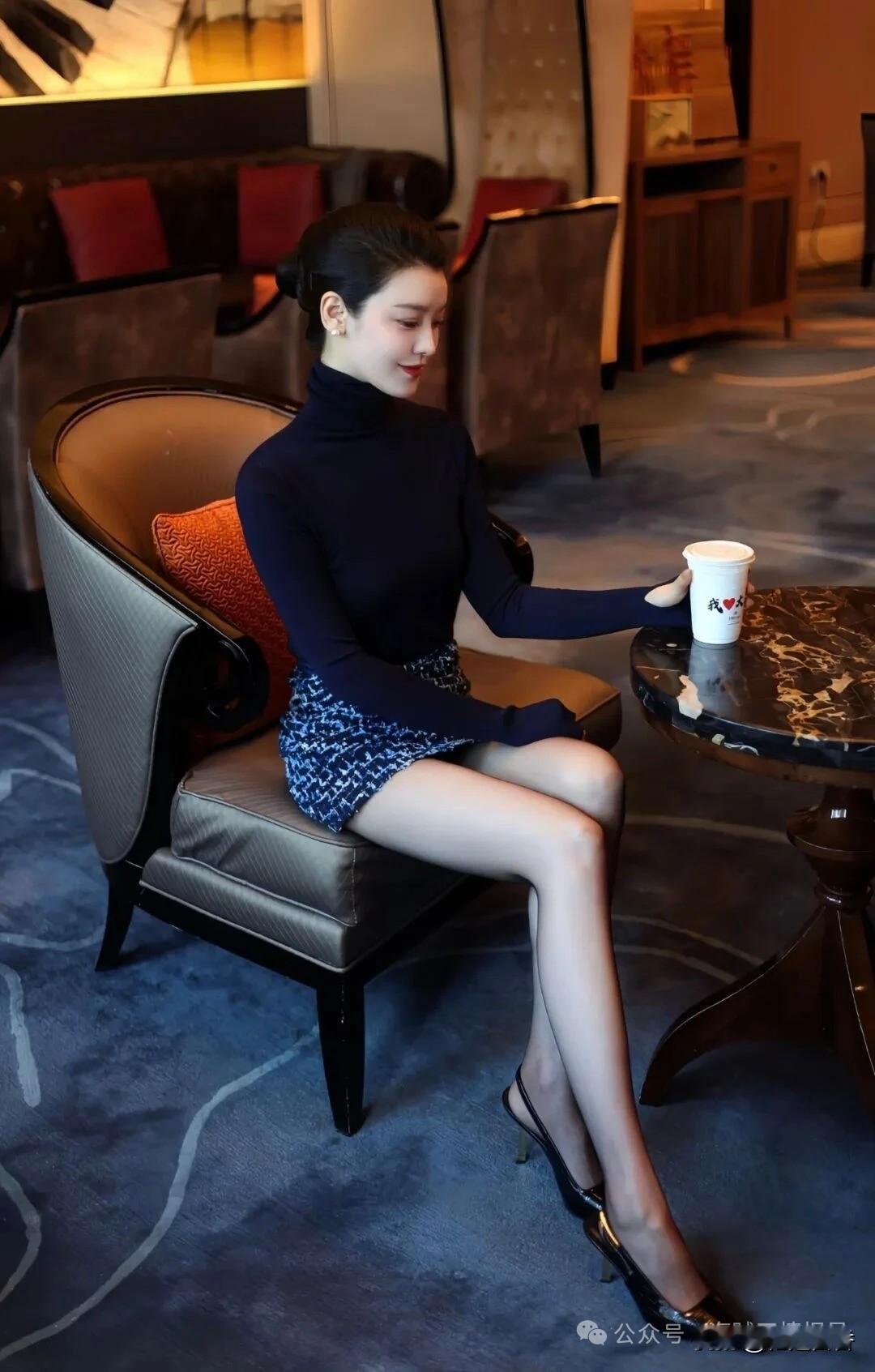 优雅咖啡时光，享受宁静午后穿搭的精致感是什么?