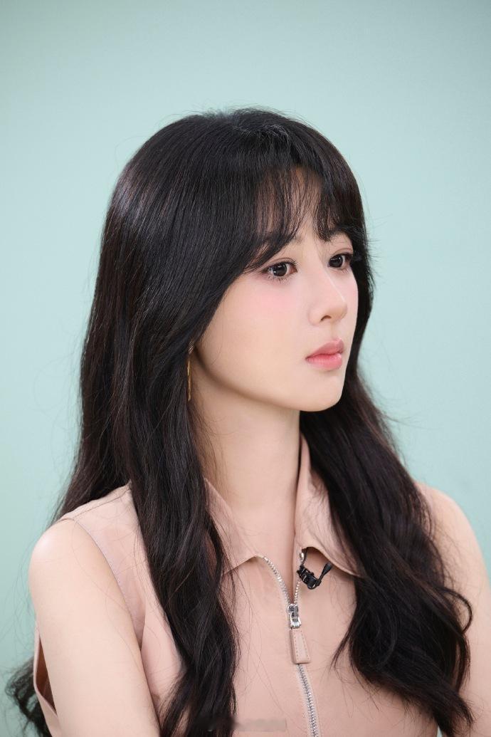 #杨紫温婉卷发##杨紫熟女造型#惊鸿一瞥，杨紫的这套造型便让我沉沦其中！成熟女性