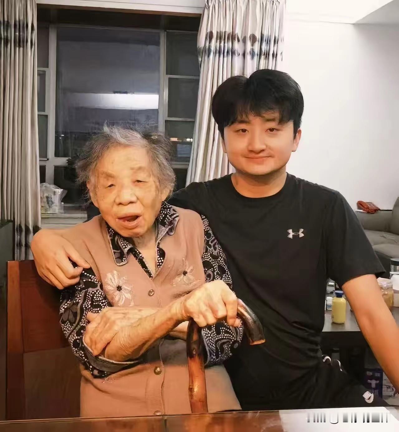 泪目了！去年暑假。大学男生暑假昼夜颠倒、沉迷游戏，无所事事。

父亲以每日百元薪
