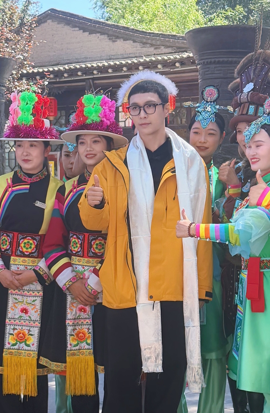 😹乍一看以为小莲也带了头饰呢 ​​​
