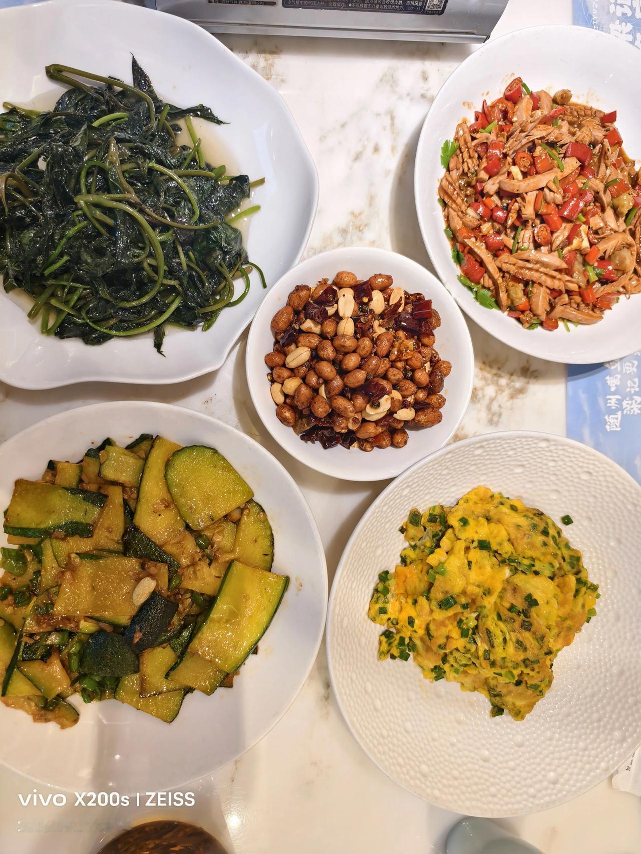 今日美食打卡三人晚小聚美食：辣椒炒腰花，葱煎鸡蛋，薯尘，南瓜片，花生来，回鱼。