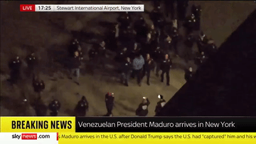 马杜罗被押送到纽约后，一大帮FBI警察围住马杜罗，一个主权国家的民选总统就这么被