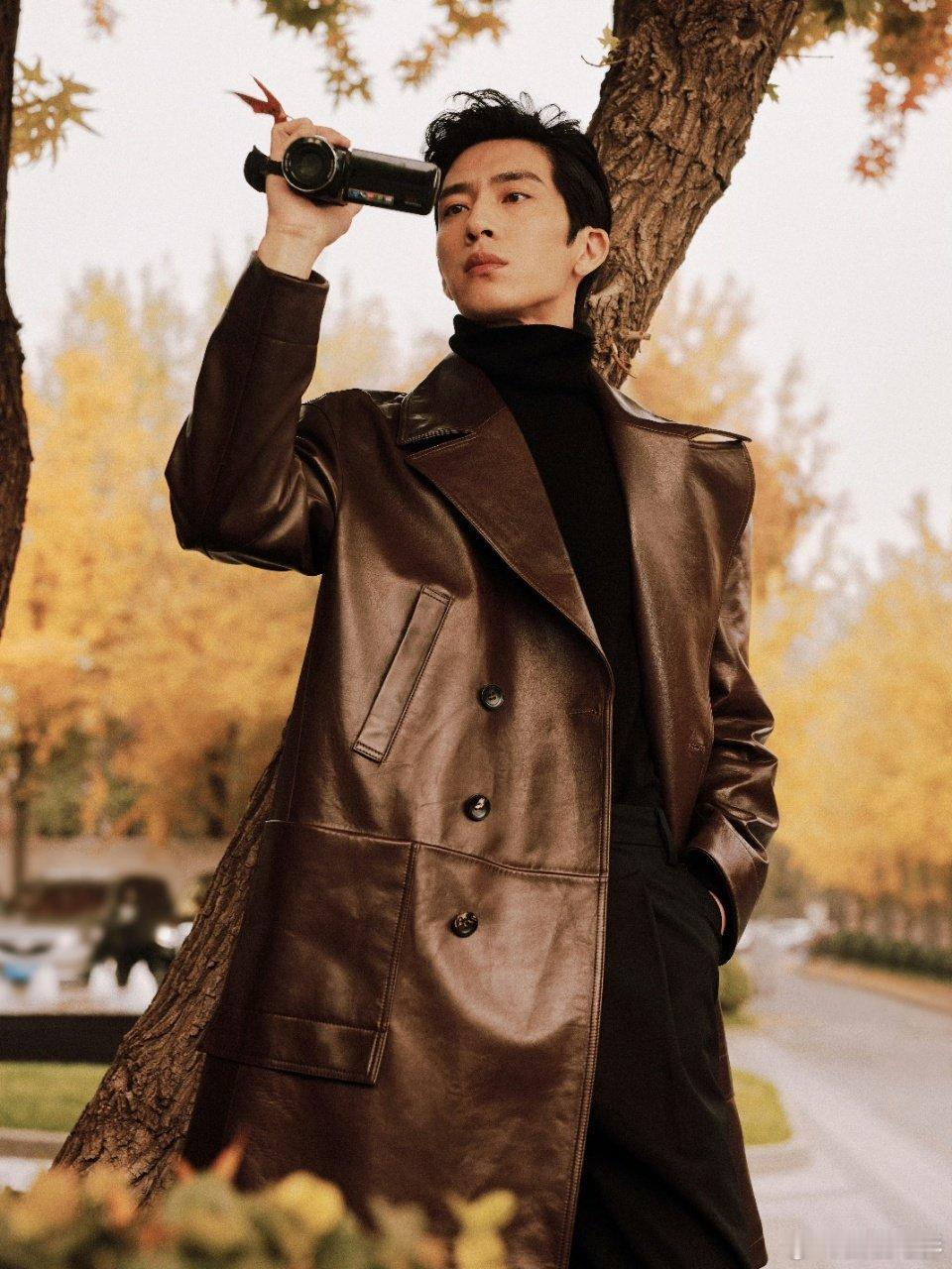 井柏然都市高智感 暗纹衬衫+黑色西裤，袖口随意卷起露出腕间简约腕表，行走间自带沉