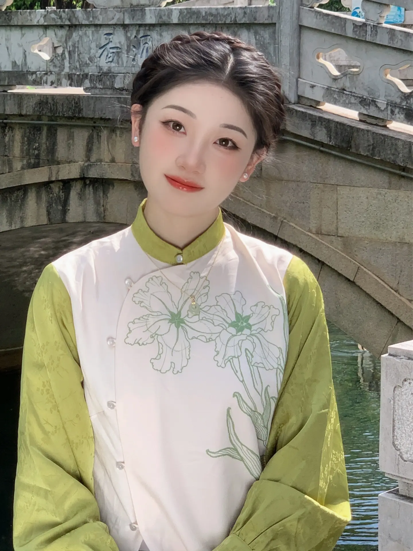 春水碧于天，画船听雨眠。