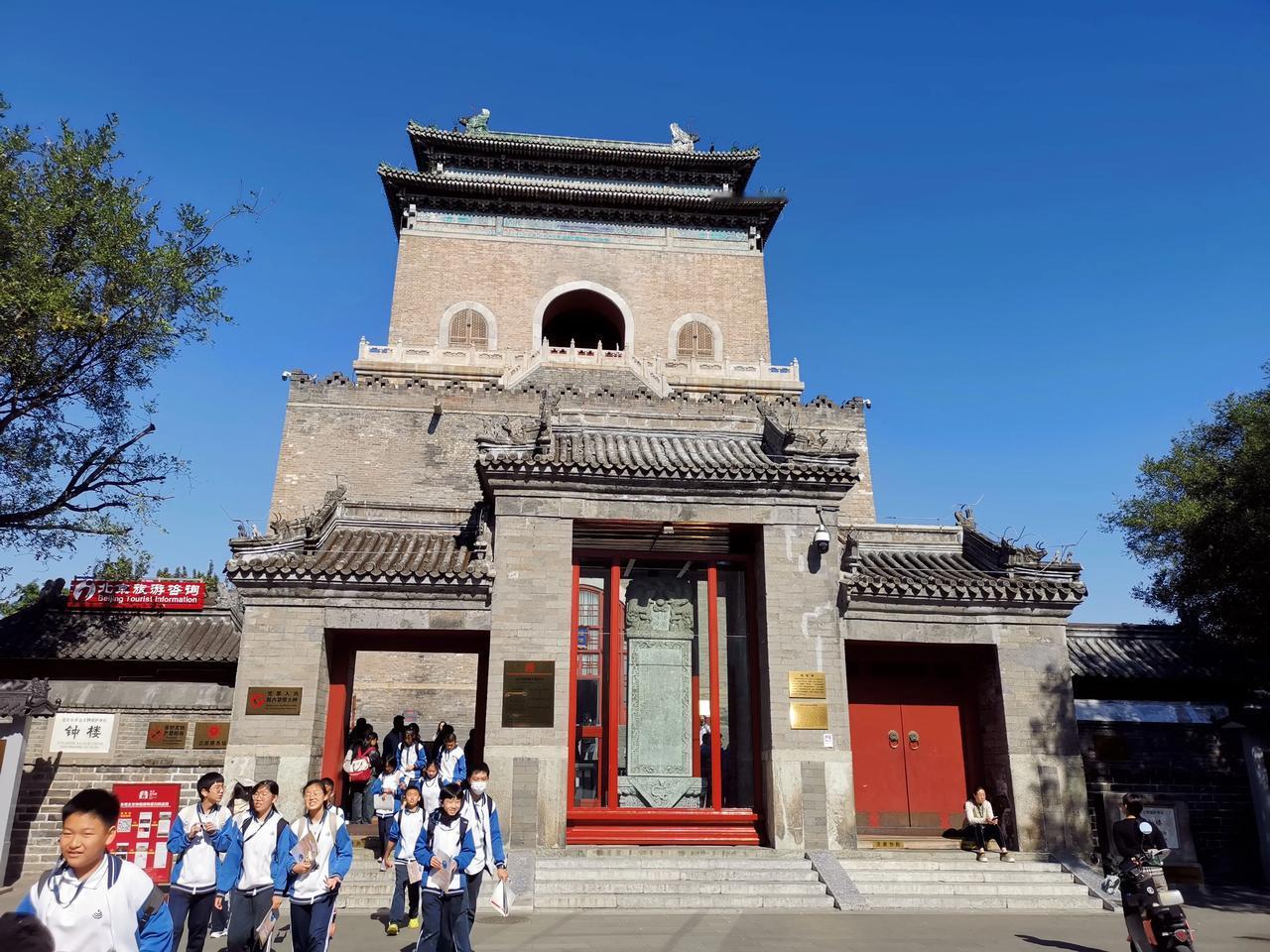 第一次登临北京钟、鼓楼。