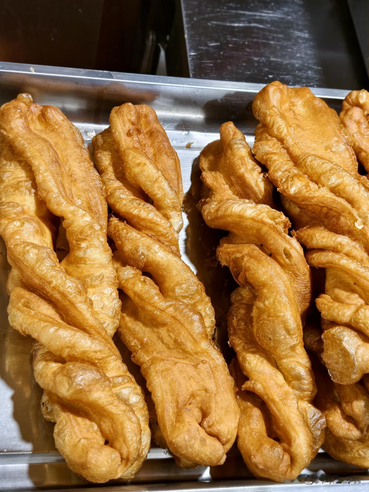黄水的网红油条，2元一根，每天排长队购卖，有时要排1小时。你排队买过吗，好吃吗？