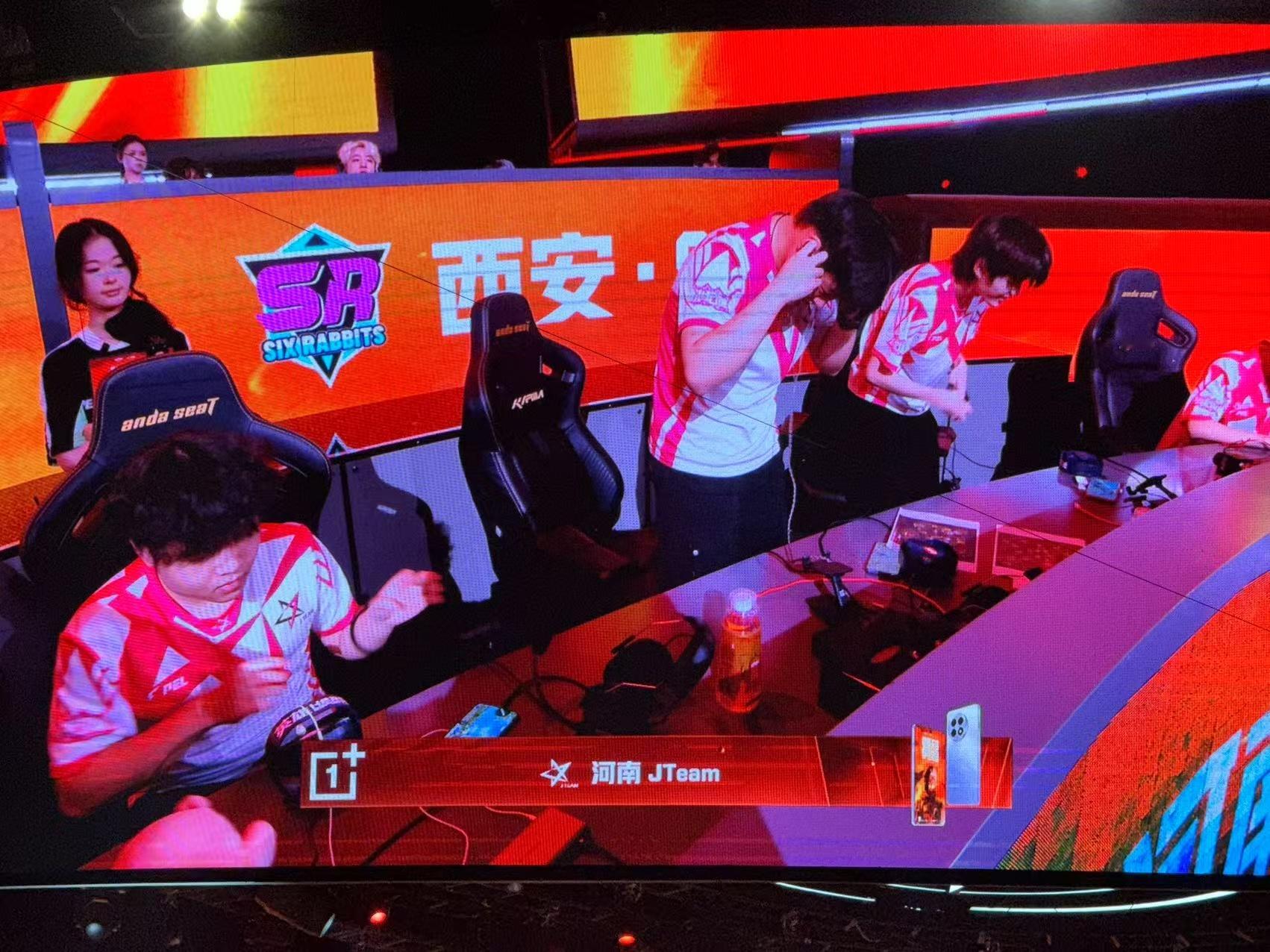 第四场海岛地图，JTeam抓住时机横扫赛场，单局20分吃鸡 这个jteam今天太
