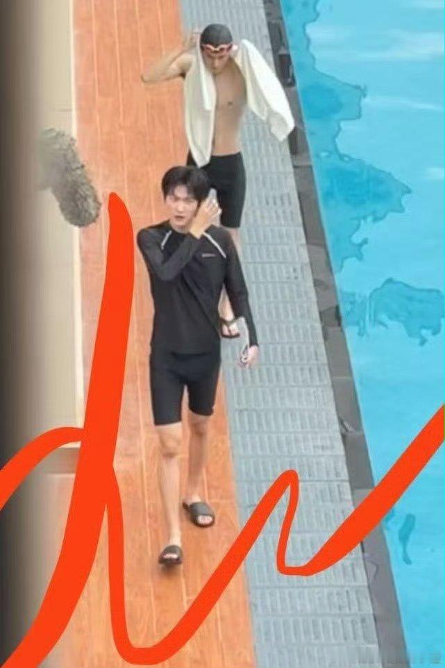 周柯宇周正老师泳照流出😍😍 